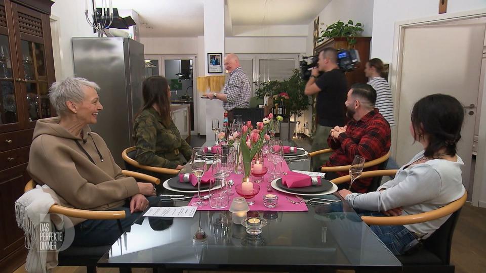 Andächtig trägt Bernd seine Tagliatelle an den Gästen vorbei, von links am Tisch: Relindis, Nicole, Mino und Franzi.
 (Bild: RTL)