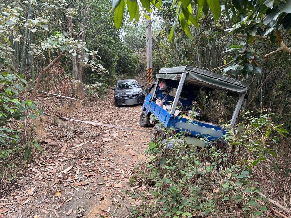 工作貨車卡山坡，燕巢警救援協助解圍。〈圖/記者蔡宗武翻攝〉