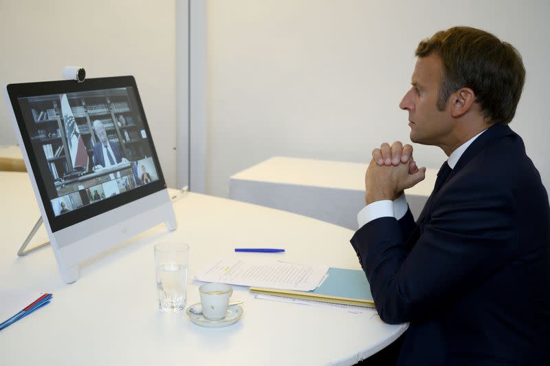 El presidente francés Emmanuel Macron asiste a una teleconferencia en Fort de Bregancon en Bormes-les-Mimosas (Francia) el 9 de agosto de 2020