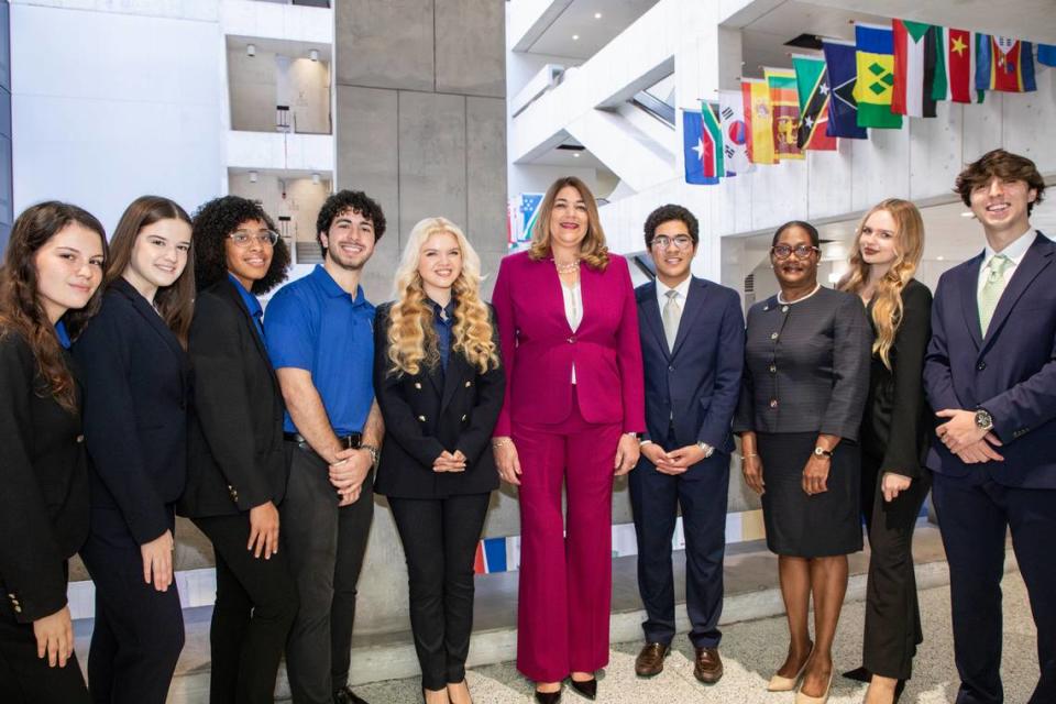 La presidenta de Miami Dade College, Madeline Pumariega, y los estudiantes tuvieron la oportunidad de conocer a los líderes mundiales antes del evento. “Es importante que nuestros estudiantes tengan la oportunidad de ver lo que significa poder hablar sobre democracia, comprender la libertad y, lo más importante, tener esperanza para el futuro”, enfatizó Pumariega.