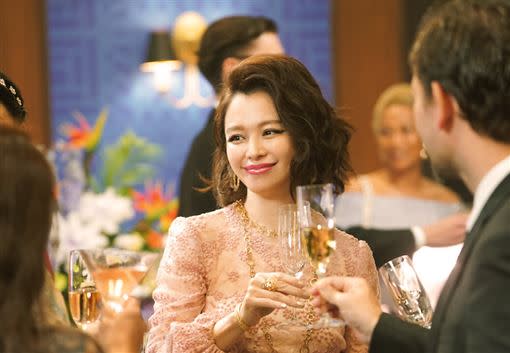 徐若瑄在片中飾演富家長女。（圖／翻攝自信用欺詐師JP官方推特）