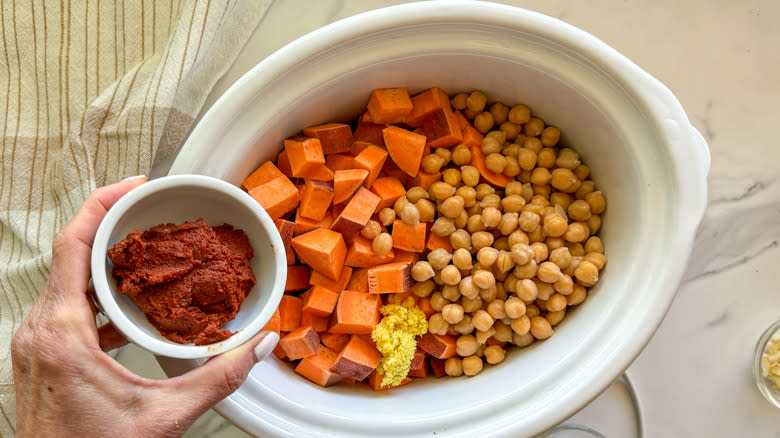 adding tomato paste to slow cooker