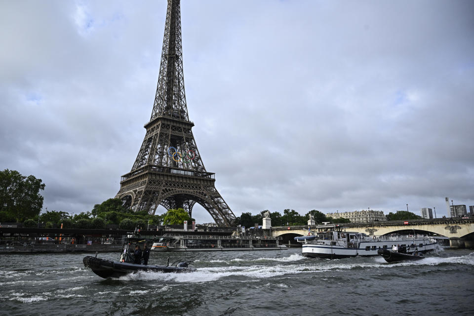 巴黎奧運開幕式將在塞納河舉行。(Photo by JULIEN DE ROSA/AFP via Getty Images）