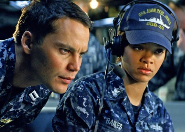 battleship-rihanna-and-taylor-kitsch