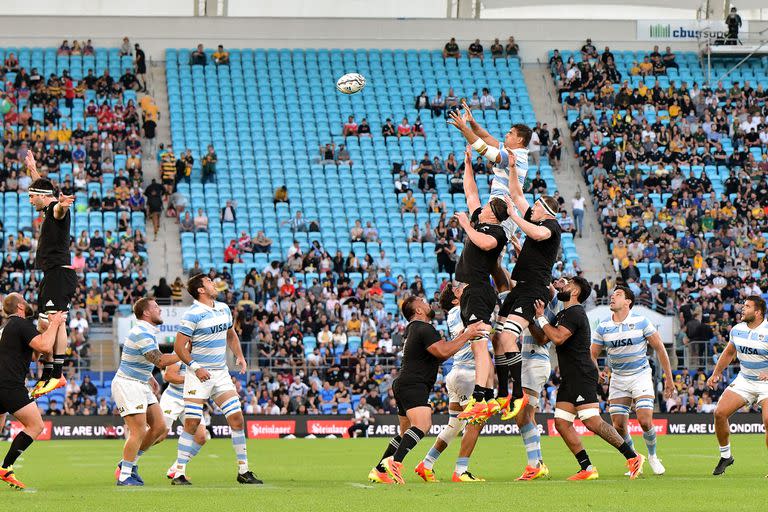 Buenas y malas para los Pumas en los line-outs; en cada ocasión de apremio, Nicolás Sánchez patea afuera y provoca esa formación fija.