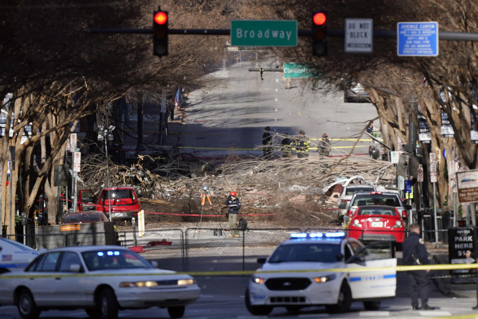 Investigadores de la policía examinan el domingo 27 de diciembre de 2020 el sitio donde estalló un coche bomba el día de Navidad, en el centro de Nashville, Tennessee. (AP Foto/Mark Humphrey)