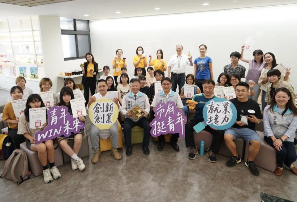 新竹市「舊市新語風設計」青年設計思考營成果展，即日起至九月十二日至新竹市身心障礙者就業綜合大樓二樓登場。(記者曾芳蘭攝)