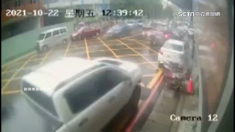 白色小貨車疑似準備路邊停車，卻突然暴衝釀禍。（圖／翻攝自楊富成臉書）