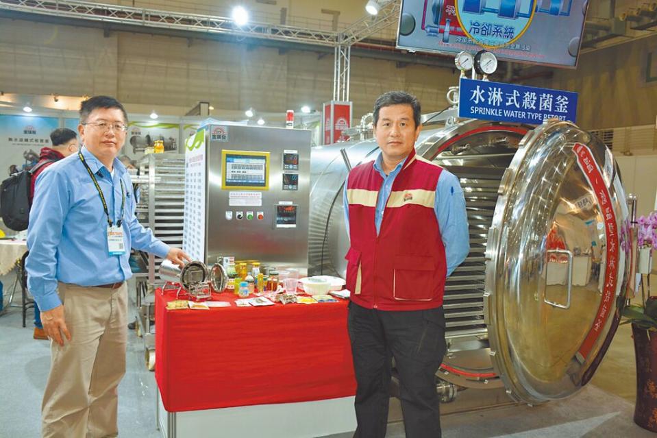 金瑛發公司專案經理施永哲（左）與越南經理王昇傑（右）大力推廣高溫高壓殺菌設備。圖／李水蓮