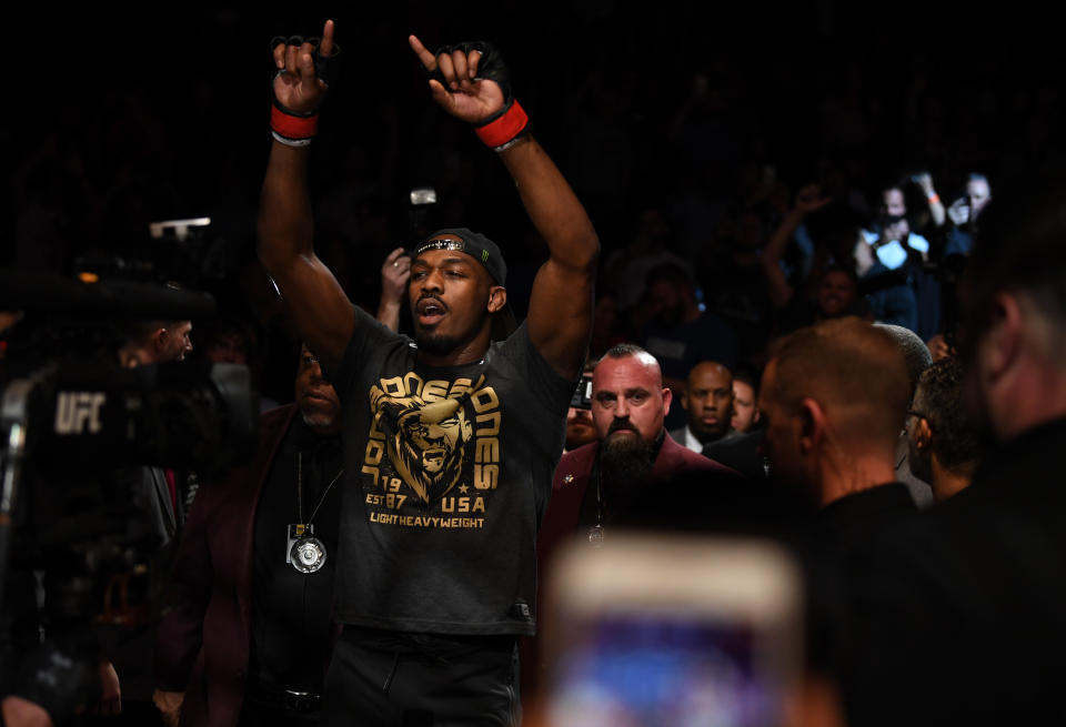 2 de marzo de 2019;  Las Vegas, NV, EE. UU.;  Jon Jones (guantes rojos) se presenta antes de su pelea contra Anthony Smith (guantes azules) durante UFC 235 en T-Mobile Arena.  Crédito obligatorio: Stephen R. Sylvanie-USA TODAY Sports