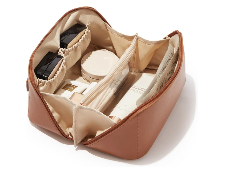 
EACHY Travel Makeup Bag. (PHOTO: Amazon Singapore)