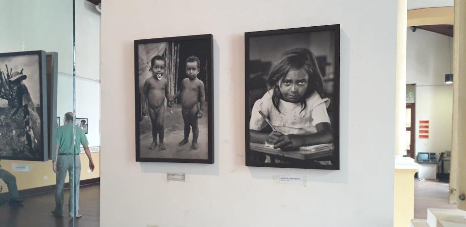 Exposición fotográfica de Sebastião Salgado en el Museu da Imagem e do Som de Alagoas (Brasil). <a href="https://commons.wikimedia.org/wiki/File:Museu_da_Imagem_e_do_Som_de_Alagoas_-_52.jpg" rel="nofollow noopener" target="_blank" data-ylk="slk:Ajmcbarreto/Wikimedia Commons;elm:context_link;itc:0;sec:content-canvas" class="link ">Ajmcbarreto/Wikimedia Commons</a>, <a href="http://creativecommons.org/licenses/by-sa/4.0/" rel="nofollow noopener" target="_blank" data-ylk="slk:CC BY-SA;elm:context_link;itc:0;sec:content-canvas" class="link ">CC BY-SA</a>