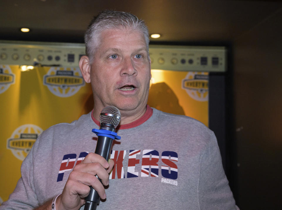 John Anderson von ESPN während eines Treffens und Begrüßens bei der Pep-Rallye-Veranstaltung des Green Bay Packer Pub in Belushis, Borough High Street, im Zentrum von London, am Samstag, den 8. Oktober 2022 in London.  (AP Photo/Anthony Upton)