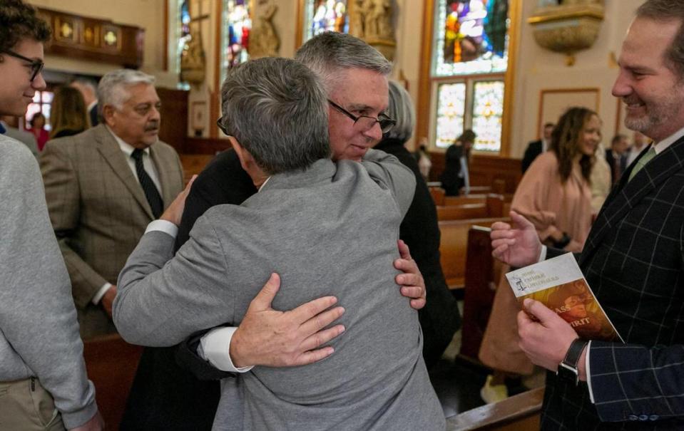 Miami, FL- 1º de diciembre de 2022 -William Castro es felicitado por personas de buena voluntad después de una misa y una ceremonia en la Iglesia Católica Gesú en el downtown de Miami. William Castro, un ex abogado que fue encarcelado en un notorio escándalo de corrupción en la década de 1990, ha reconstruido su vida y su carrera ayudando a la comunidad. El Gremio de Abogados Católicos de Miami le concedió el premio Lex Christi, Lex Amoris.