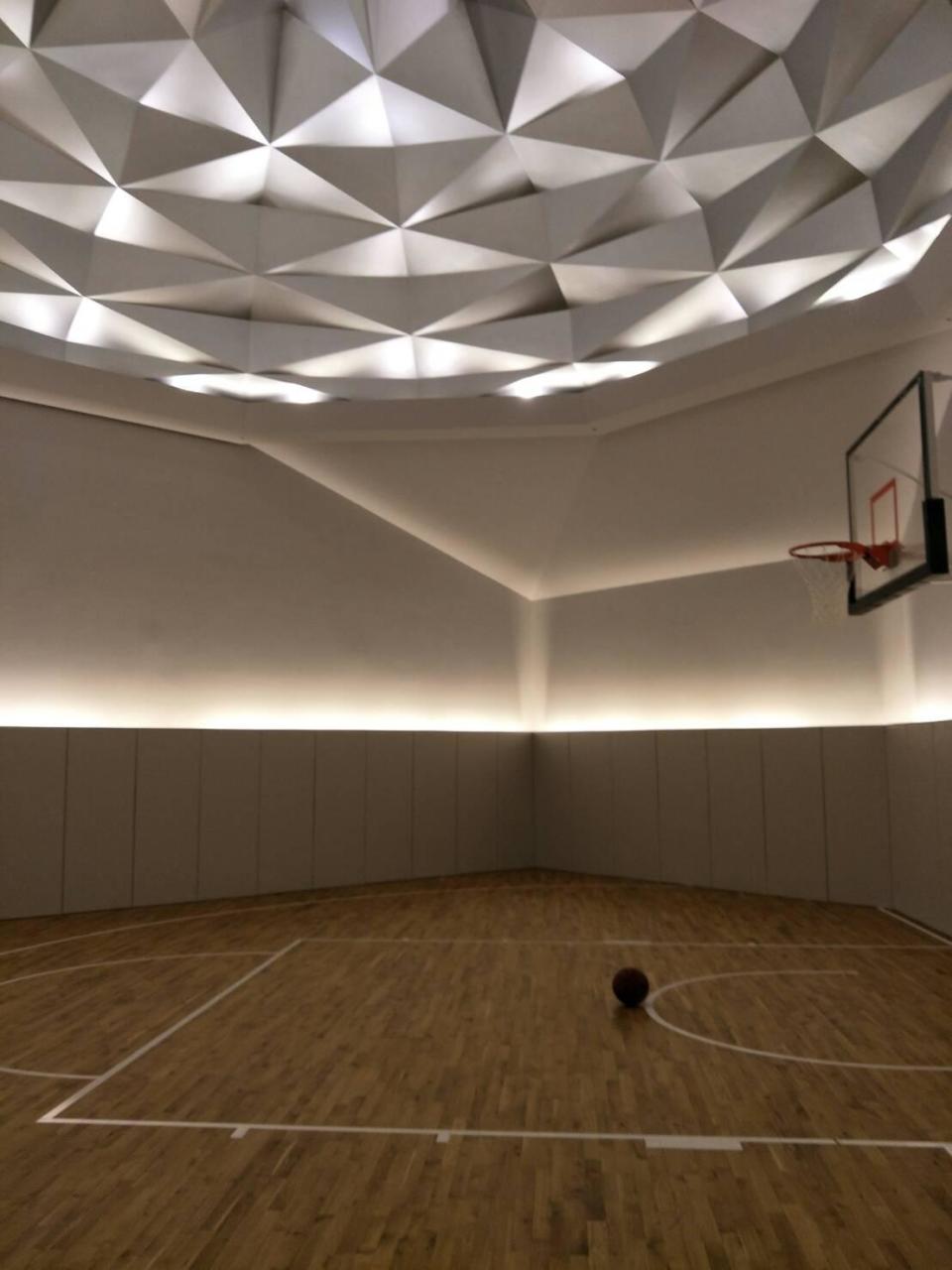 地下室有挑高室內籃球場。