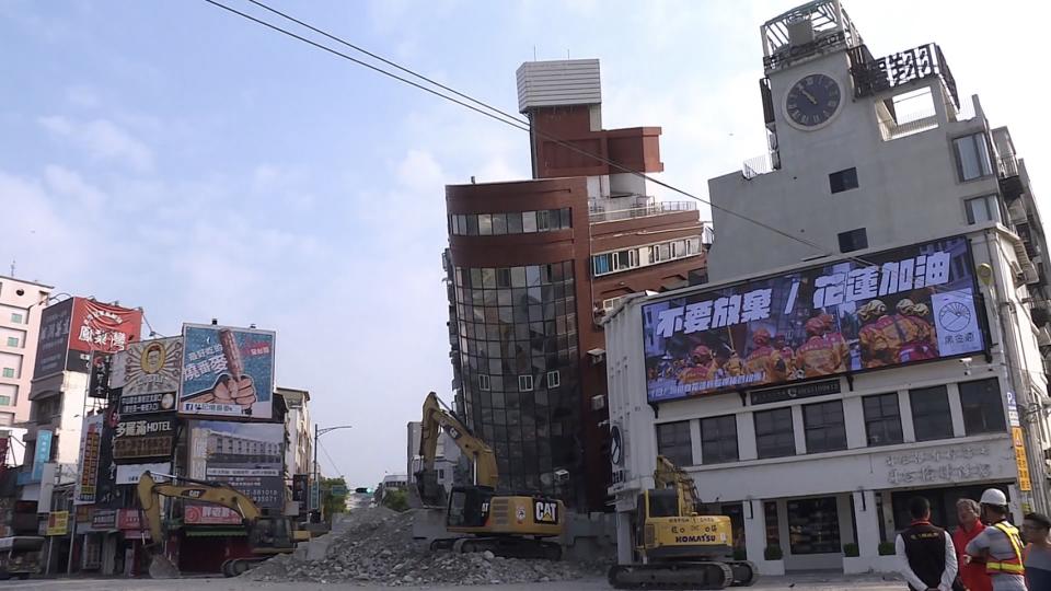 花蓮市區災情最嚴重的兩棟建築，就是天王星大樓及北濱街早餐店，都是在幾秒內瞬間倒塌，畫面怵目驚心。（圖／獨立特派員）