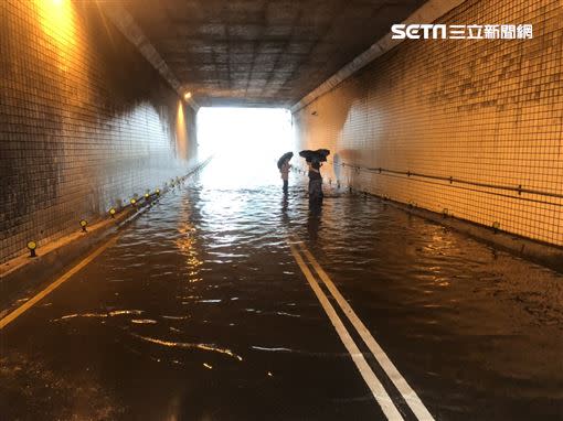 地下道瞬間積水至膝蓋高度。（圖／翻攝畫面）