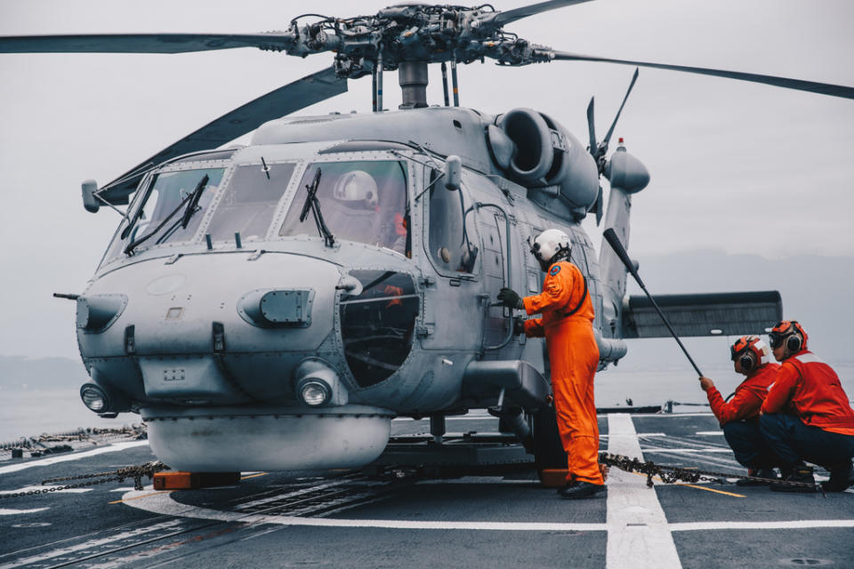 中華民國海軍S70C反潛直升機於銘傳軍艦起降。（軍聞社資料照片）