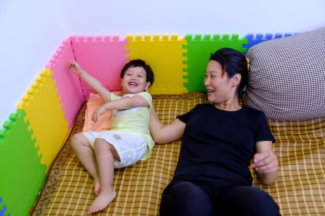 王鳳淳與孩子在房間內玩耍。（攝影／曾原信）
