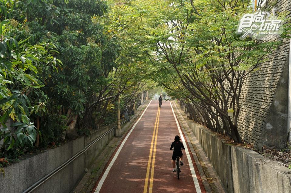 東豐綠色走廊，是全國第一條由廢棄鐵道改建而成的自行車專用道。