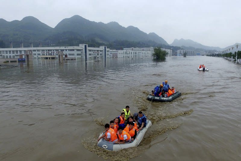 中國南方連日暴雨，導致洪水成災，造成數千萬人受傷、數百萬人被迫離開家園。（美聯社）