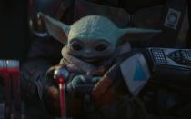 Dieser niedliche Baby-Yoda ist gerade einmal 50 Jahre alt - und noch mächtig grün hinter den langen Ohren. Gleichzeitig ist er so süß, dass er allen aus der "Star Wars"-Serie "The Manadalorian" glatt die Show stiehlt. (Bild: 2019 Lucasfilm Ltd. & TM. All Rights Reserved.)