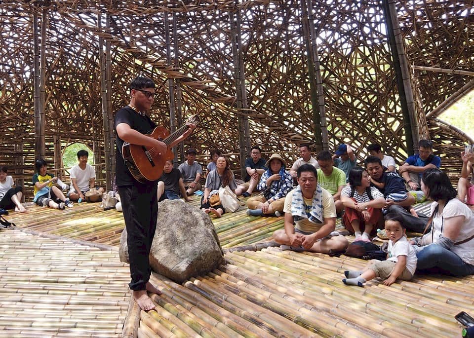原住民歌手桑布伊在2019瀨戶內國際藝術祭「阿卡日」帶來南島歌謠。(江昭倫 攝)
