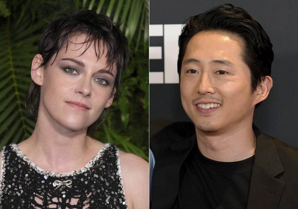 Kristen Stewart en la 14a ceina anual previa a los Oscar en Beverly Hills, California, el 11 de marzo de 2023, izquierda, y Steven Yeun en el estreno de la serie de Netflix "Beef" en Los Ángeles el 30 de marzo de 2023. Stewart y Yeun interpretan a un satélite y una boya enamorados en "Love Me", una de las películas que se presentarán en el Festival de Cine de Sundance el próximo año. (Foto AP)