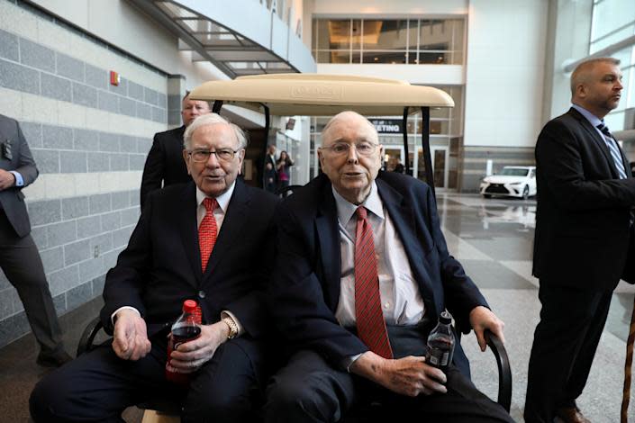 El presidente de Berkshire Hathaway, Warren Buffett (izquierda), y el vicepresidente, Charlie Munger, son vistos en el día anual de compras de accionistas de Berkshire en Omaha, Nebraska, EE. UU., 3 de mayo de 2019. REUTERS/Scott Morgan