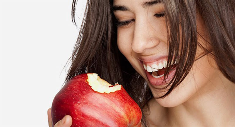 Para tener una boca sana es importante comer alimentos ‘buenos’ que te ayudan incluso a desintoxicar tu cavidad bucal. (Foto: Getty)