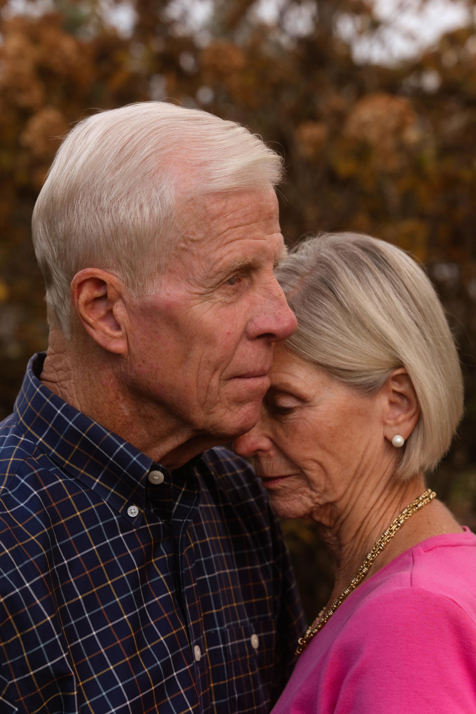 Philip Sadtler, a la izquierda, diagnosticado con alzhéimer hace apenas dos años, con su esposa, Julia, en Berwyn, Pensivlania, el 9 de noviembre de 2023. (Caroline Gutman/The New York Times)