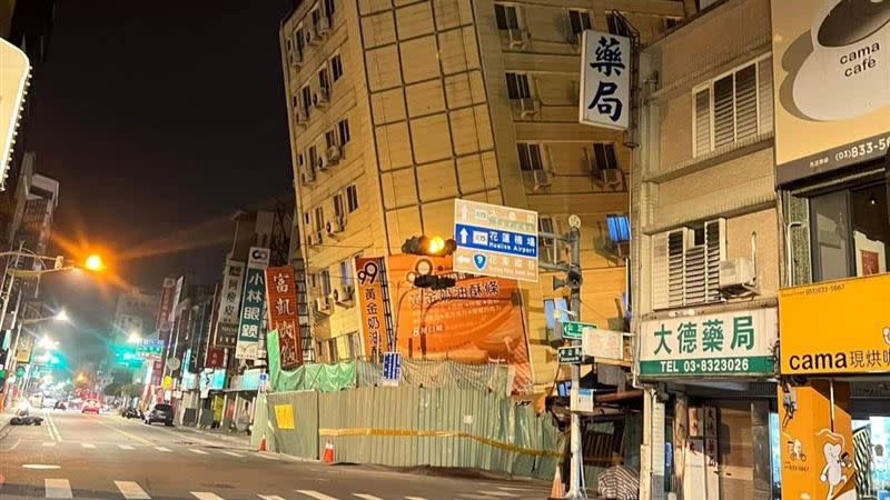 花蓮「富凱大飯店」日前因地震傾斜。（圖／翻攝畫面）