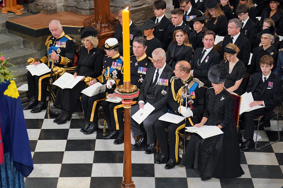 2022年9月22日，西敏寺國葬儀式上，第一排左起：國王查爾斯三世，王后，安妮長公主，蒂姆·勞倫斯勳爵，約克公爵，威塞克斯伯爵和威塞克斯伯爵夫人。第二排左一、左二是薩塞克斯公爵夫婦。