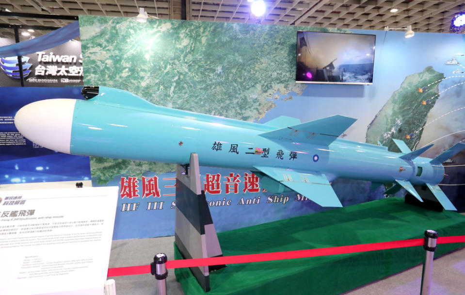 國防部13日舉行「2023 年台北國際航太暨國防工業展」展前記者會，同時搶先曝光展出的各式軍武器裝備。圖為雄二反艦飛彈。 （鄭任南攝）