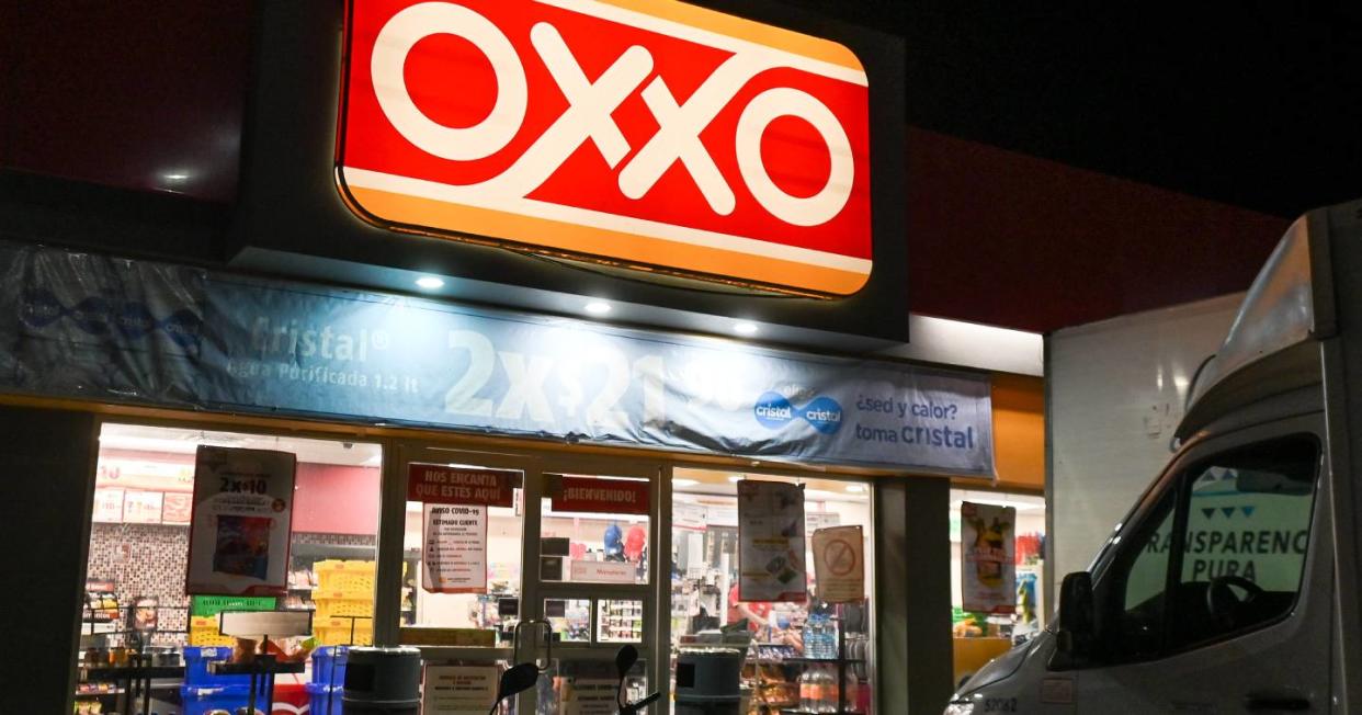 Mujer lleva 15 días atrincherada en un Oxxo para que FEMSA le pague su liquidación. Foto:Getty Images 