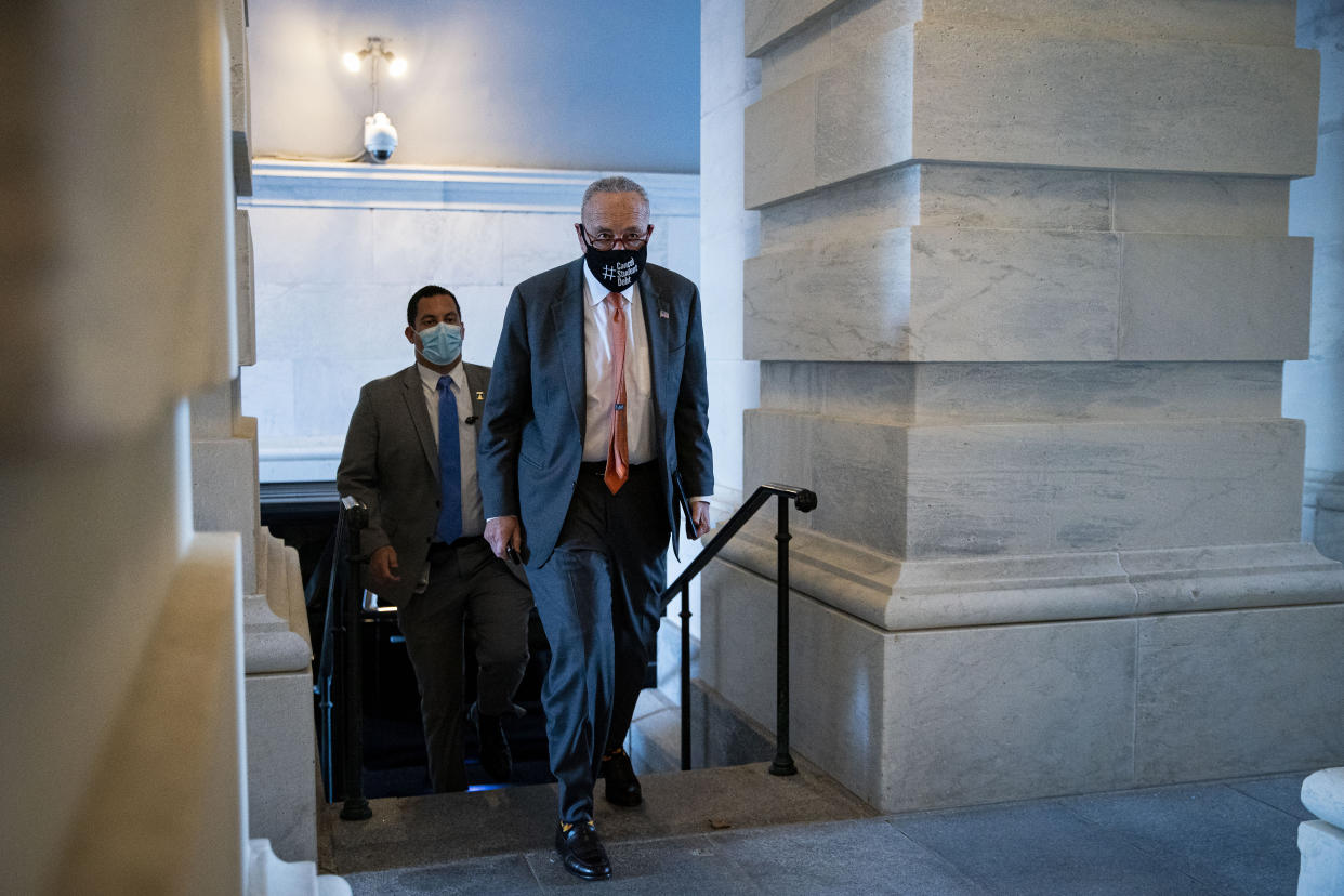 El líder de la mayoría en el Senado, Chuck Schumer (demócrata de Nueva York) llega al Capitolio para una votación, en Washington, el 27 de octubre de 2021. (Al Drago/The New York Times)