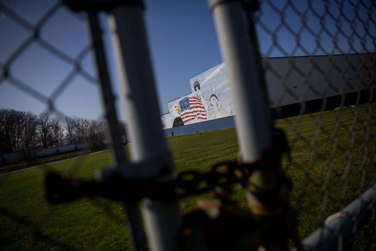 A mural on a factory in Erie, PA. (Photo: Eric Thayer for Yahoo News)