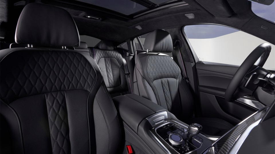 圖／2020 BMW X6 xDrive40i將現代化設計理念由車外延伸至車內，除了標配真皮包覆跑車座椅，還可選配碳纖維內裝飾板，提供兼具舒適與運動化的駕馭體驗。