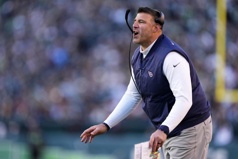 Tennessee Titans' Mike Vrabel shouts to his team during the second half of an NFL football game against the Philadelphia Eagles, Sunday, Dec. 4, 2022, in Philadelphia. (AP Photo/Matt Rourke)