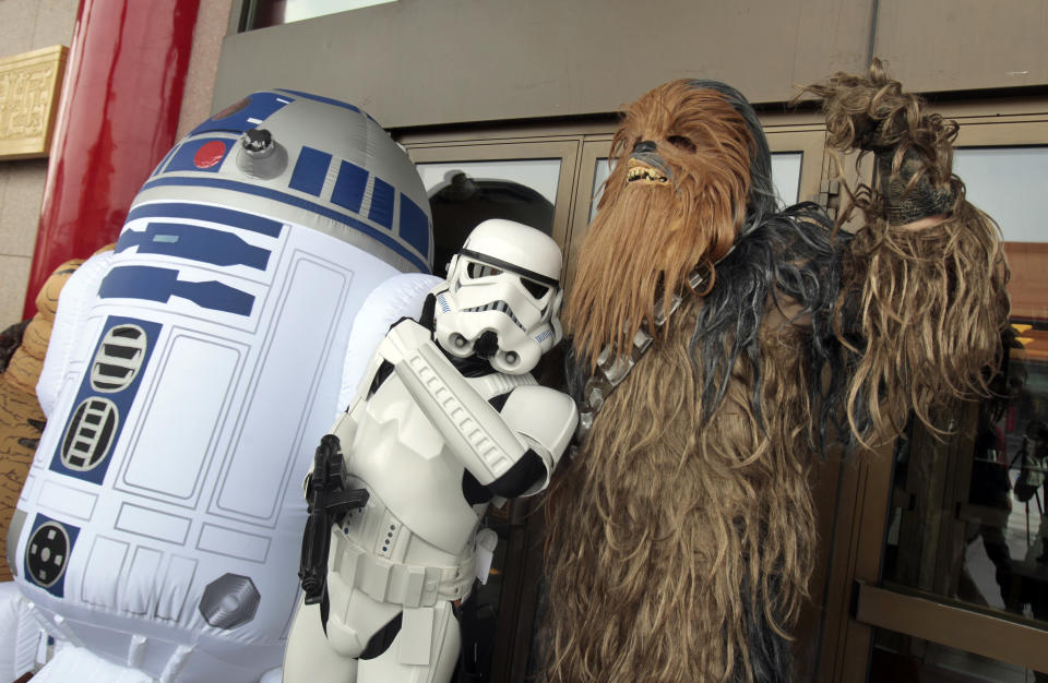 Fans vestidos como personajes de  Star Wars posan mientras celebran el Día de Star Wars en Taipei, Taiwán, el miércoles 4 de mayo de 2016. El 4 de mayo es conocido como el Día de Star Wars para los fans de todo el mundo, ya que la fecha en inglés es similar al eslogan de la franquicia, 