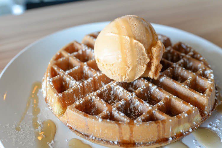 Double Scoops thai milk tea waffles