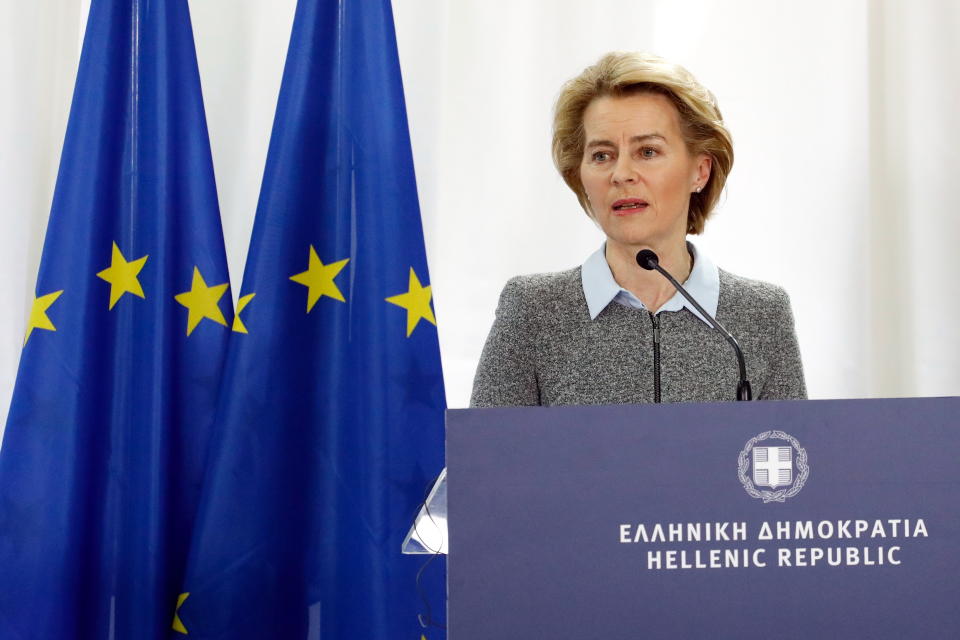 EU-Kommissionspräsidentin Ursula von der Leyen äußert sich in der Nähe der griechisch-türkischen Grenze zum harten Vorgehen Griechenlands gegen Migranten. (Bild: EU Council / Pool/Anadolu Agency via Getty Images)