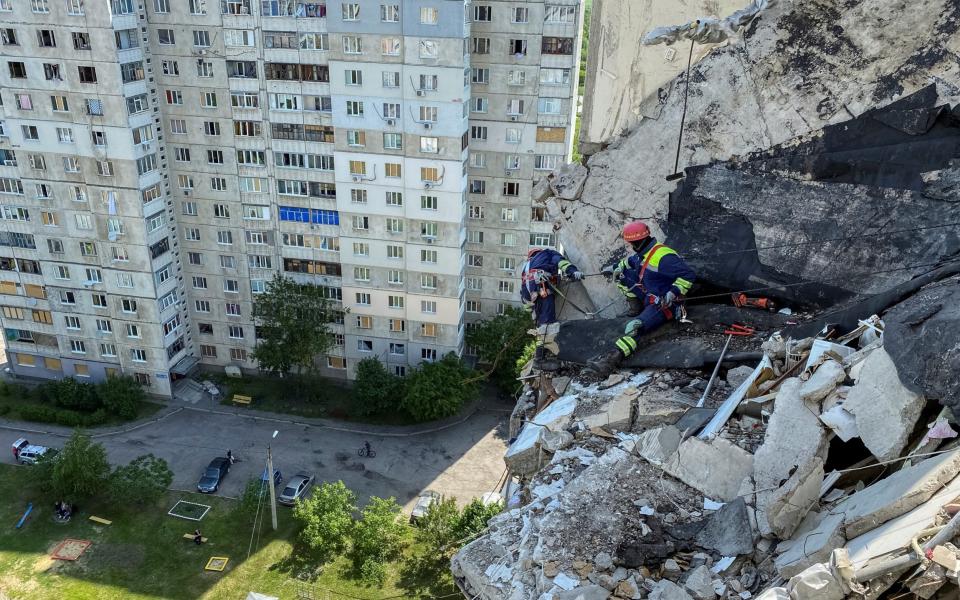 Rescuers work at a residential building damaged by shelling in the past, as Russia's attack on Ukraine continues, in Kharkiv, Ukraine May 31, 2022.  - REUTERS/Vitalii Hnidyi
