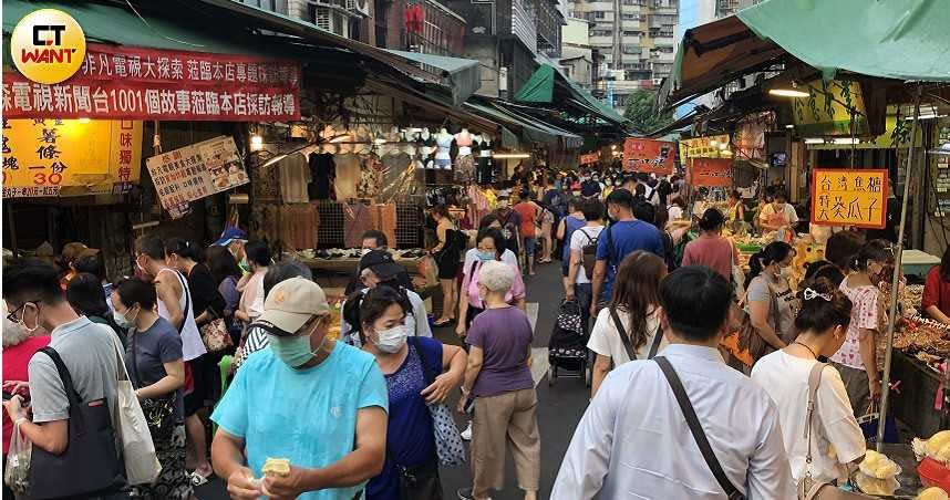 虎林市場是台北市最知名的黃昏市場，共有三百多個攤商，人潮帶來的錢潮，也吸引「丐幫」進駐。（圖／攝影組）