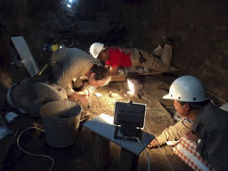 Arqueólogos del Instituto Nacional de Antropología e Historia trabajando en un túnel en Teotihuacan, México. Un arqueólogo mexicano que busca una tumba real en un profundo y oscuro túnel debajo de una imponente pirámide construida antes del imperio azteca descubrió un indicio que podría acercarlo a su objetivo: mercurio líquido. REUTER/INAH/Files/Handout via Reuters IMAGEN PROPIEDAD DE TERCEROS, ENTREGADA A REUTERS COMO UN SERVICIO PARA CLIENTES