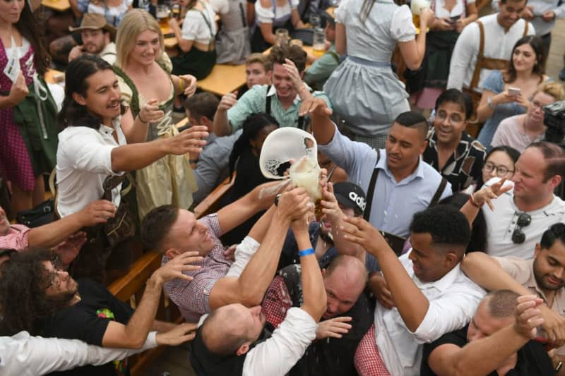 Some 6 million litres of beer are drunk every year at Munich’s Oktoberfest. Now that Germany allows smoking weed in public, could there soon also be 6 million joints smoked at the world’s biggest beer festival? Those involved are hedging their bets. Felix Hörhager/dpa