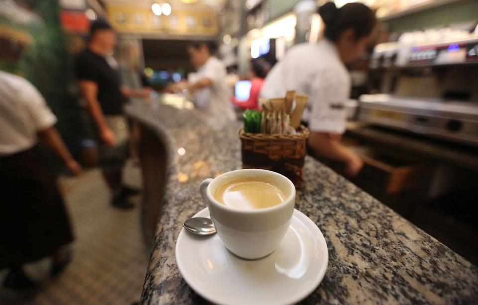 Enthält eine Tasse Espresso mehr Koffein als eine Tasse Kaffee? In 100 Milliliter Espresso stecken über 100 Milligramm Koffein, wohingegen dieselbe Menge Kaffee nur 80 Milligramm enthält. Aber: Espresso trinkt man aus ganz kleinen Tassen, während der Kaffeebecher bei vielen nicht groß genug sein kann. (Bild: Getty Images / Mario Tama)