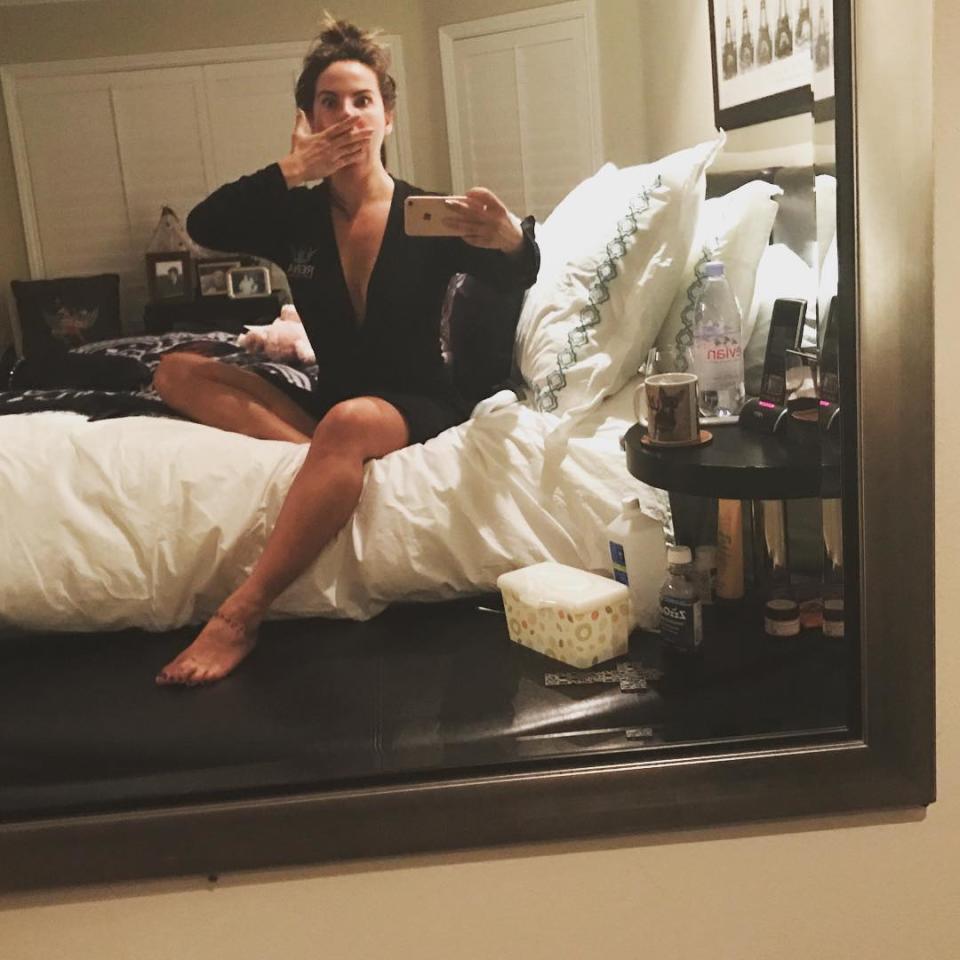 Kate del Castillo publicó una fotografía en la que aparece en la cama, tomada por ella misma.