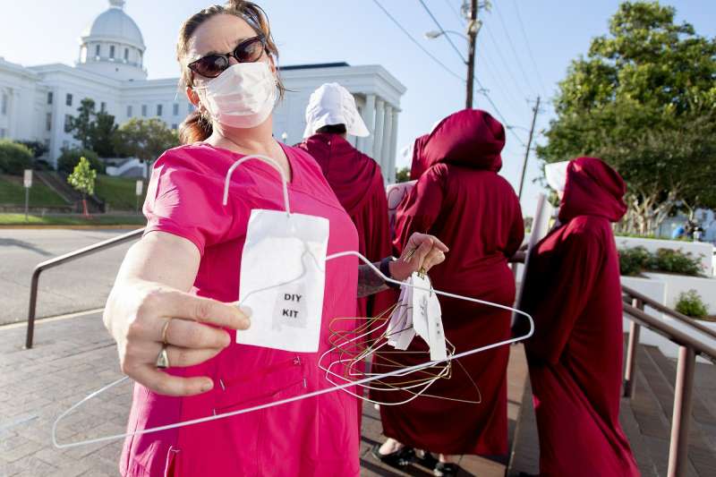美國阿拉巴馬州14日通過一項全美最嚴苛的墮胎禁令，幾乎全面禁止女性墮胎，無論女性是否未成年，是否遭強暴或亂倫都必須生下小孩。圖為抗議立法的民眾。（AP）