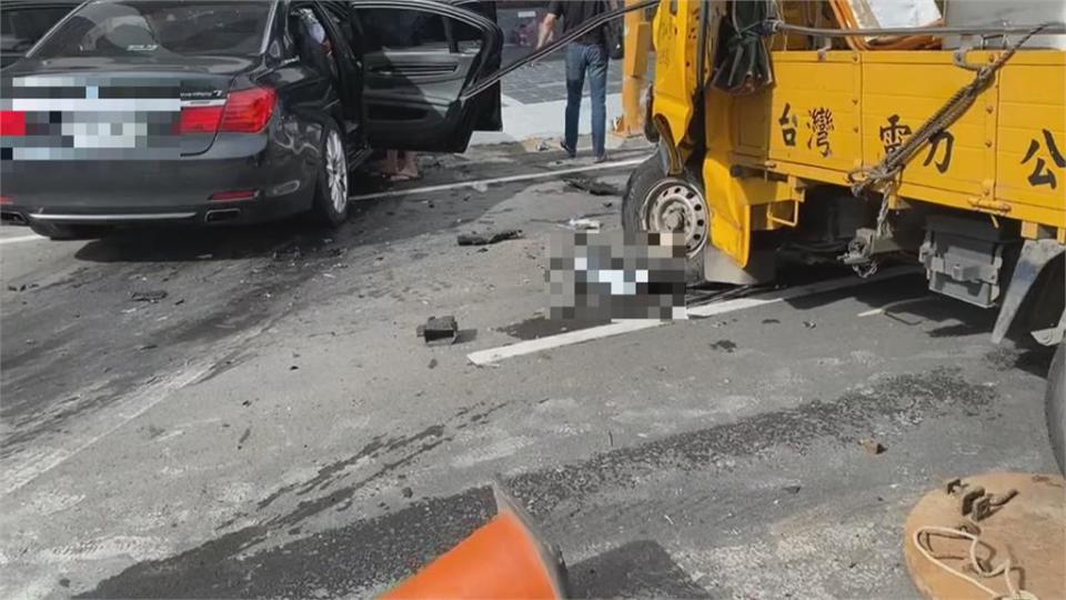 駕駛疑恍神　直撞台電工程車再撞路邊轎車